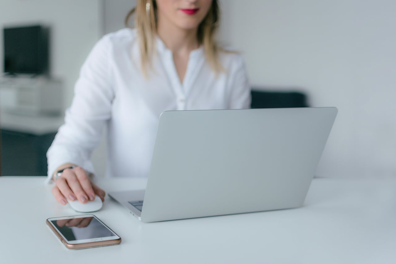 En este contexto, es esencial entender la diferencia entre el trabajo remoto y el híbrido, ya que ambas modalidades ofrecen beneficios significativos tanto para empleados como para empleadores.