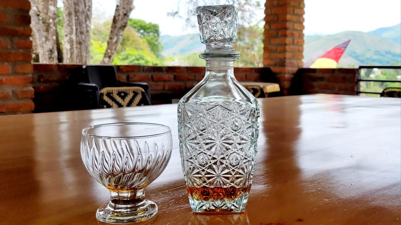 Los productores arhuacos han recogido casi unas 100 variedades de plantas y hecho estudios para saber cuáles combinan mejor con este ron de la Sierra Nevada de Santa Marta.