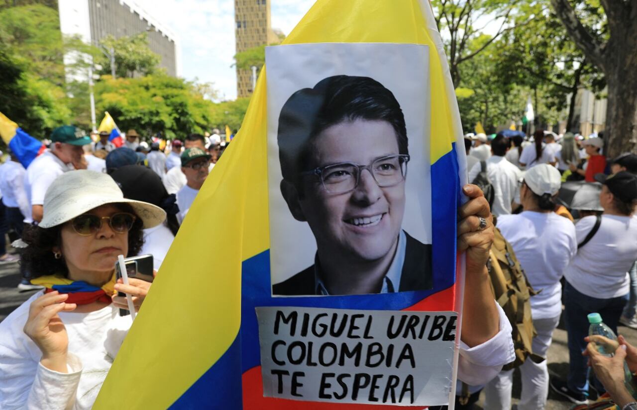 Una mujer sostiene una bandera nacional durante la llamada 'Marcha del Silencio' para mostrar apoyo a la salud del senador Miguel Uribe Turbay y pedir la paz para el país, en Medellín, Colombia, el 15 de junio de 2025