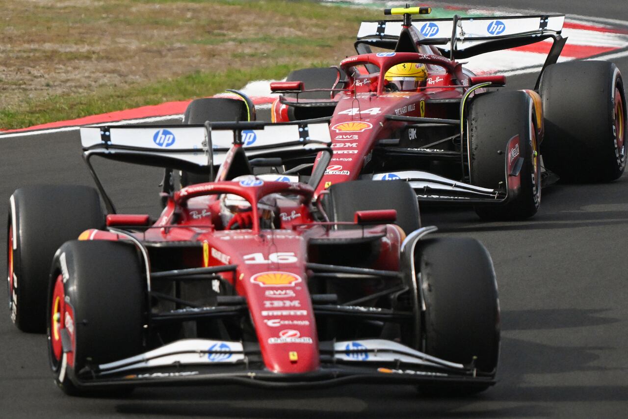 El piloto monegasco de Ferrari, Charles Leclerc (abajo), y el piloto británico de Ferrari, Lewis Hamilton, conducen durante el Gran Premio de China de Fórmula Uno en el Circuito Internacional de Shanghái, el 23 de marzo de 2025. (Foto de JADE GAO / AFP)