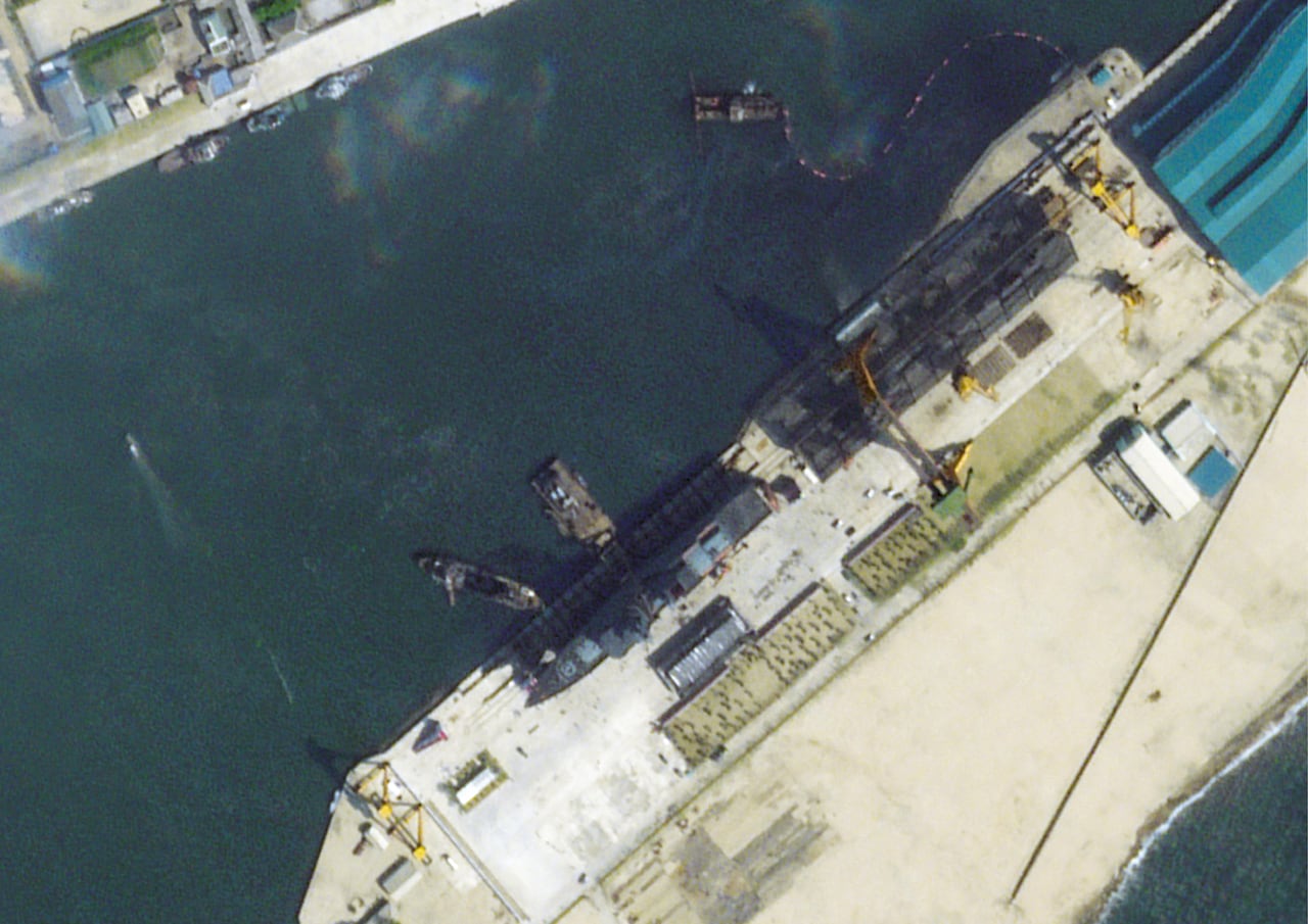 Esta imagen satelital, tomada el 20 de mayo de 2025 y recibida el 22 de mayo de 2025 por Planet Labs PBC, muestra un nuevo buque de guerra norcoreano en el puerto antes de su botadura en Chongjin. Un grave accidente ocurrió durante la ceremonia de botadura de un nuevo destructor naval norcoreano, según informaron medios estatales el 22 de mayo.