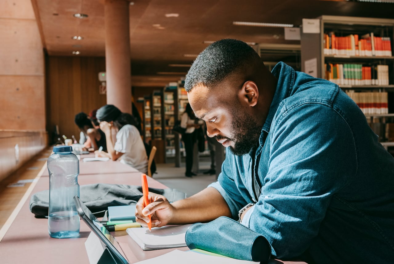 El centro educativo ofrece diferentes oportunidades para estudiantes nuevos y antiguos.