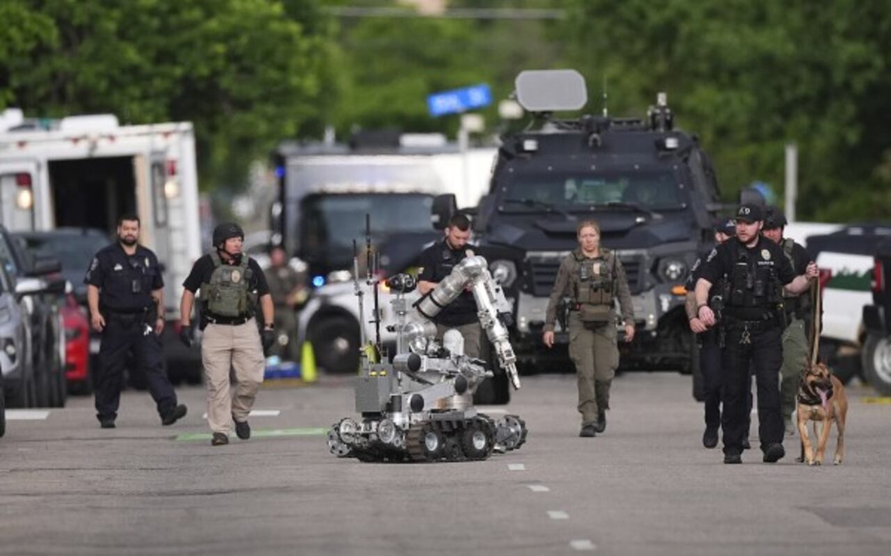 Oficiales del FBI y policía local asegurando área del atentado en Colorado.