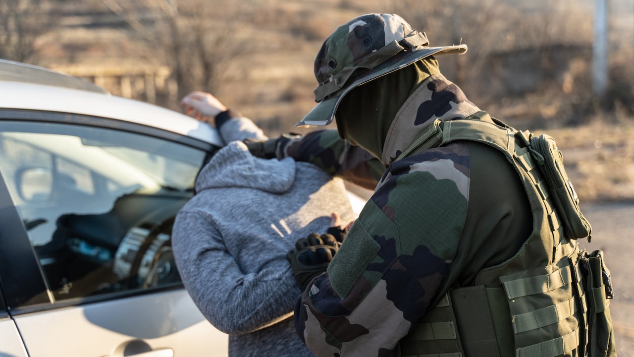El (ICE) llevo a cabo un operativo conjunto en Nueva York que resultó en la detención de más de 100 migrantes.