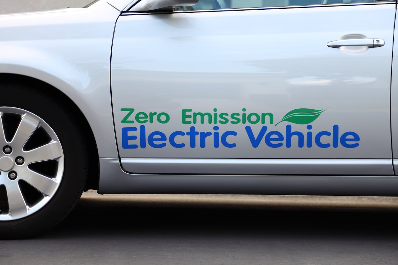 Los vehículos eléctricos o híbridos enchufables son alternativas a las emisiones de CO2.