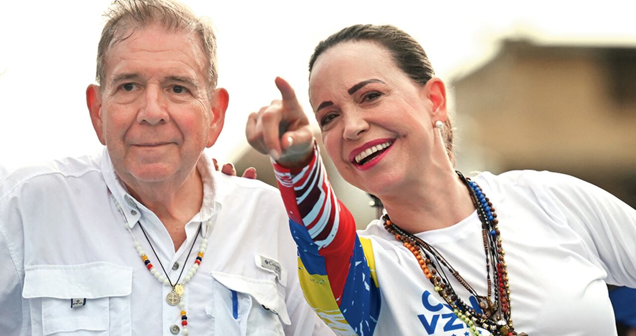 “El Gobierno español, en vez de colaborar para expulsar a Nicolás Maduro, dictador y persona que ha robado las elecciones del país, colaboró para expulsar a Edmundo González (derecha) de Venezuela”. Álvarez dice que María Corina Machado es una “auténtica heroína”.