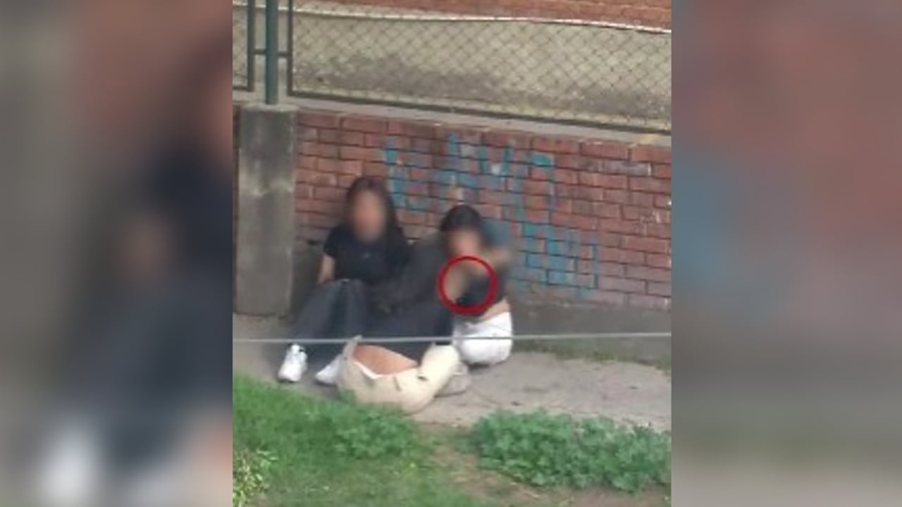 Denuncian que menores de edad consumen drogas a plena luz del día al al lado de un colegio en Engativá, en Bogotá